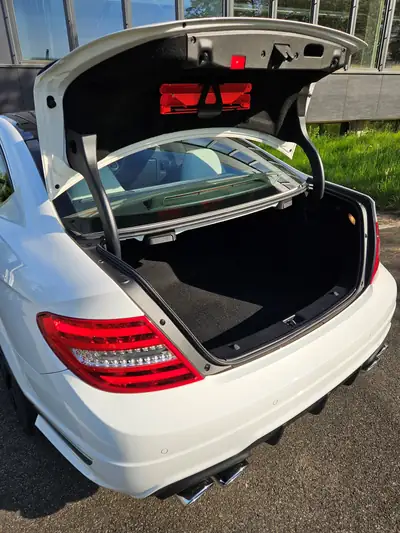 Mercedes-Benz C 63 AMG Coupé Edition 507 — Sportive légendaire, 507 ch purs — Miniature 17