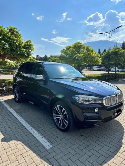 BMW X5 xDrive M50d Steptronic — SUV premium diesel, 381 ch et transmission automatique — vue extérieure