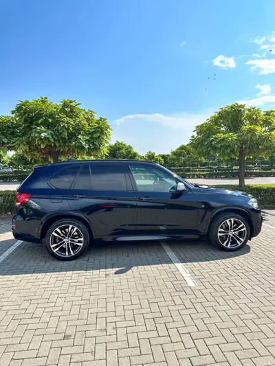 BMW X5 xDrive M50d Steptronic — SUV premium diesel, 381 ch et transmission automatique — intérieur