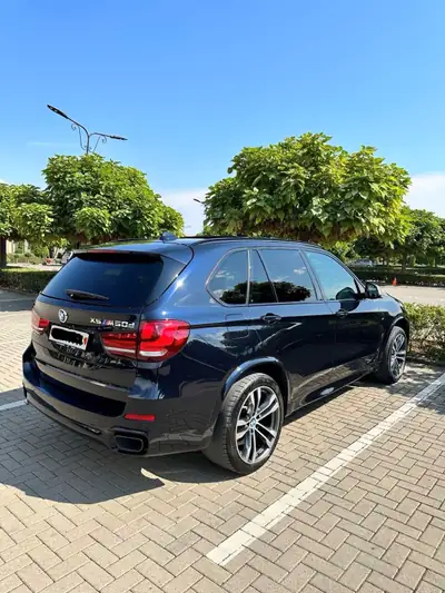 BMW X5 xDrive M50d Steptronic — SUV premium diesel, 381 ch et transmission automatique — tableau de bord