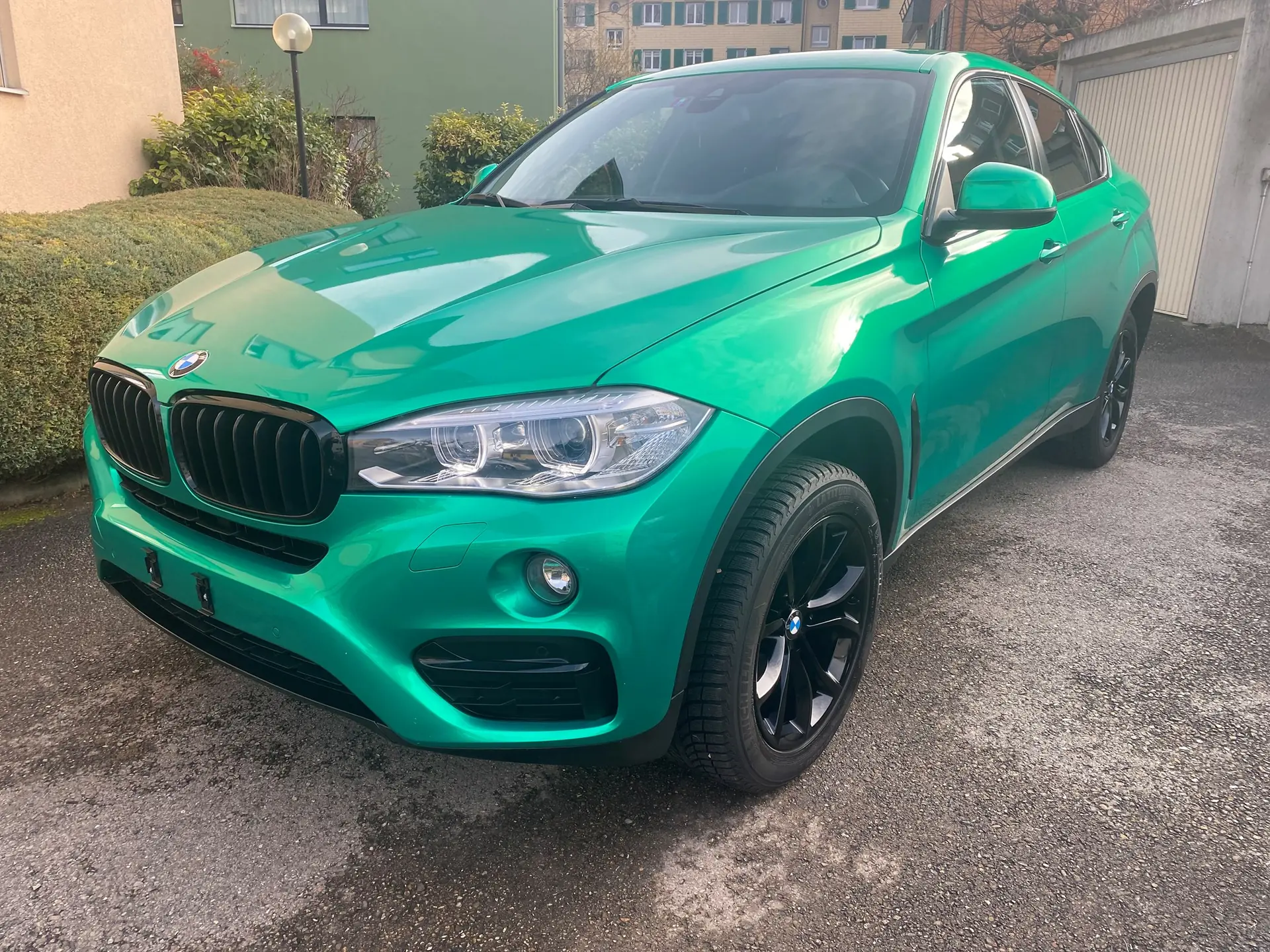 BMW X6 xDrive 30d — SUV coupé premium diesel, covering vert métallisé personnalisé — vue extérieure