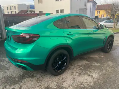 BMW X6 xDrive 30d — SUV coupé premium diesel, covering vert métallisé personnalisé — tableau de bord