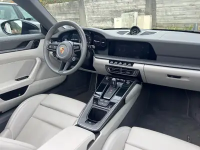 Porsche 911 Carrera 4S Cabriolet — Roadster iconique, 26 000 km, toit électrique — dashboard