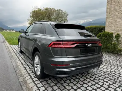 Audi Q8 55 TFSI e quattro — SUV hybride rechargeable premium, 6000 km seulement — côté