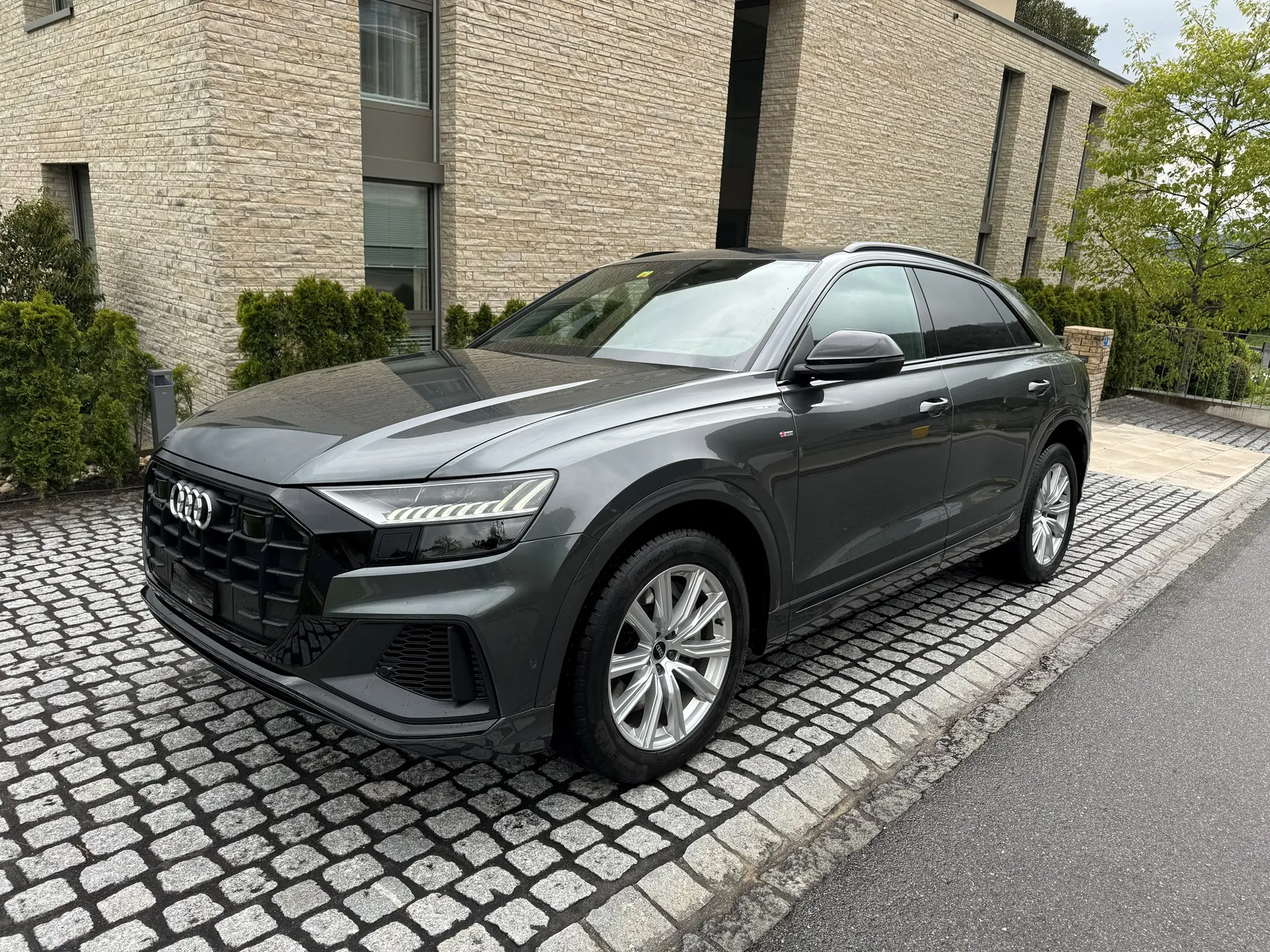 Audi Q8 55 TFSI e quattro — SUV hybride rechargeable premium, 6000 km seulement — vue extérieure