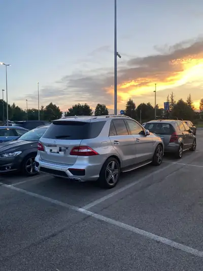 Mercedes-Benz ML 63 AMG — SUV haute performance 525 ch, 4Matic intégral — arrière