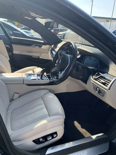 BMW M760Li xDrive — Berline prestige V12 610 ch, sans limites de vitesse — Miniatura 7