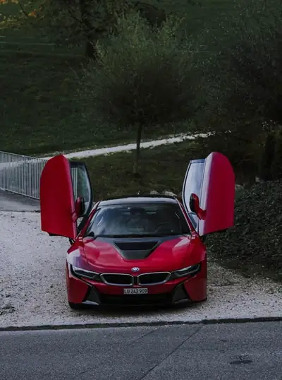BMW i8 Coupé Protonic Red Edition — Hybride rechargeable sportif, 57'100 km seulement — vue extérieure