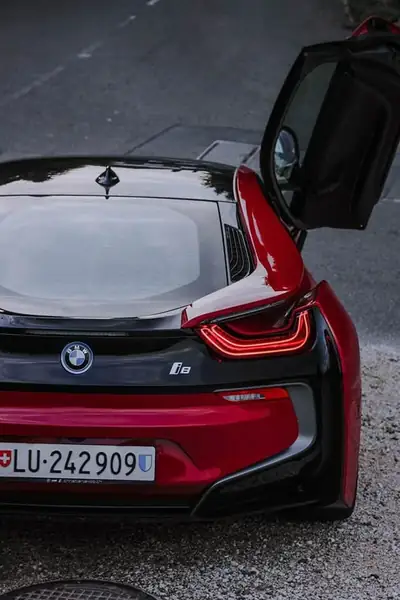 BMW i8 Coupé Protonic Red Edition — Hybride rechargeable sportif, 57'100 km seulement — Miniature 13