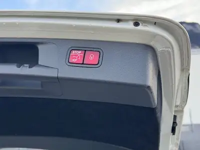 Mercedes-Benz E 200 Avantgarde — Berline élégante, motorisation efficace et 165 000 km — Miniatura 16