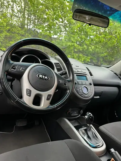 Kia Soul 1.6 CRDi Style — Minivan compact économique, sans accident — interni