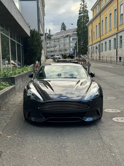 Aston Martin V12 Vanquish — Coupé GT légendaire, 574 ch, seulement 29'000 km — Seitenansicht
