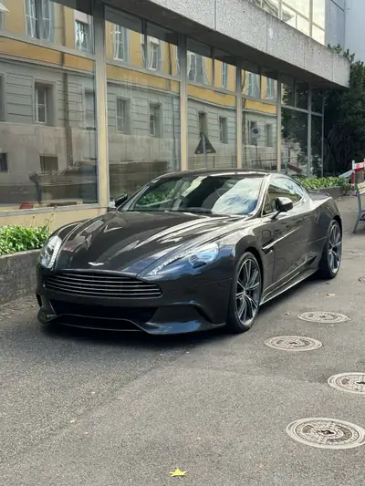 Aston Martin V12 Vanquish — Coupé GT légendaire, 574 ch, seulement 29'000 km — Außenansicht