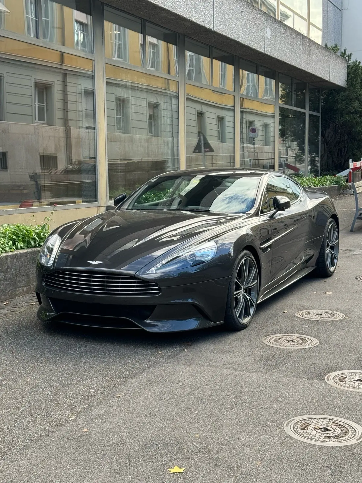 Aston Martin V12 Vanquish — Coupé GT légendaire, 574 ch, seulement 29'000 km