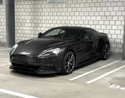 Aston Martin V12 Vanquish — Coupé GT légendaire, 574 ch, seulement 29'000 km — Heckansicht