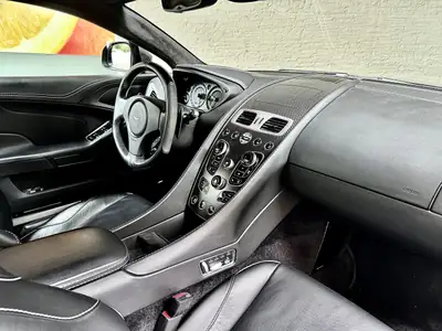 Aston Martin V12 Vanquish — Coupé GT légendaire, 574 ch, seulement 29'000 km — Miniatur 7