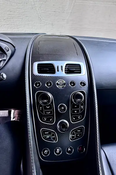 Aston Martin V12 Vanquish — Coupé GT légendaire, 574 ch, seulement 29'000 km — Miniatur 10
