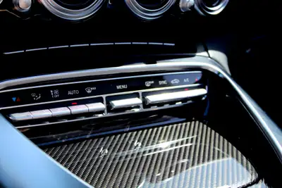 Mercedes-AMG GT Roadster — Cabriolet sportif 476 ch, seulement 9'600 km — Miniature 7