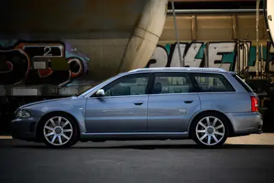 Audi RS4 B5 Avant 2001 — Break sport légendaire, 381 ch et transmission manuelle — Miniatur 7
