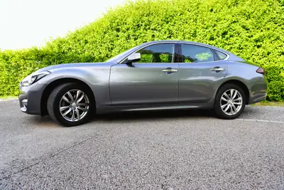 Infiniti Q70 2.2d Premium Tech — Berline élégante, moteur diesel efficace, 90'000 km — Außenansicht