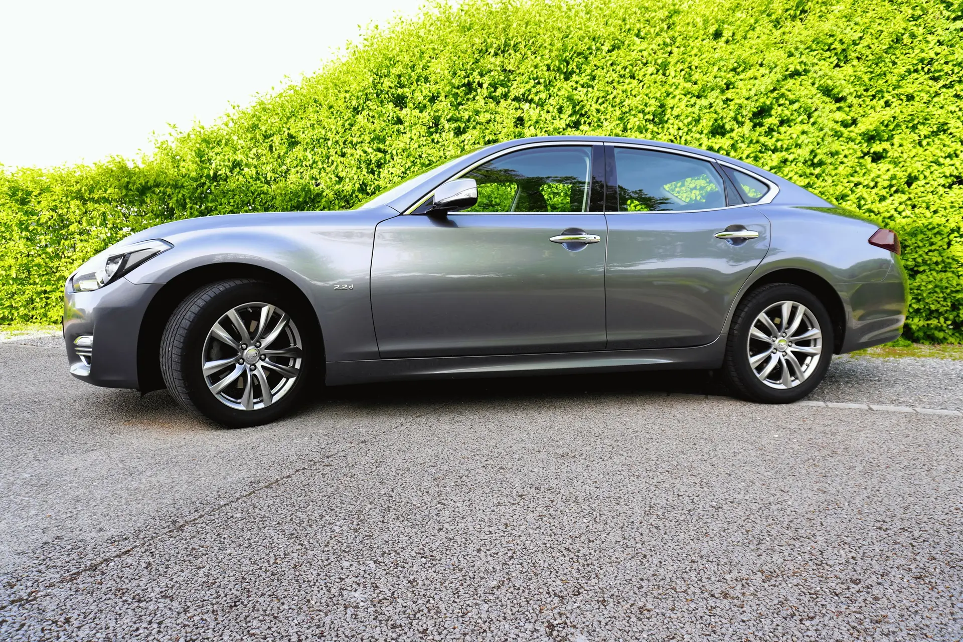 Infiniti Q70 2.2d Premium Tech — Berline élégante, moteur diesel efficace, 90'000 km — Außenansicht