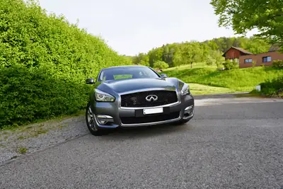 Infiniti Q70 2.2d Premium Tech — Berline élégante, moteur diesel efficace, 90'000 km — Heckansicht