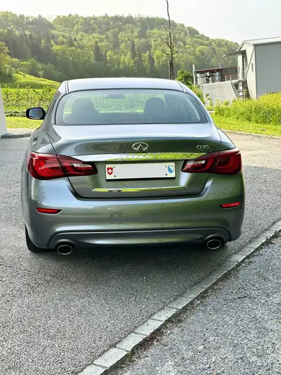 Infiniti Q70 2.2d Premium Tech — Berline élégante, moteur diesel efficace, 90'000 km — Innenraum