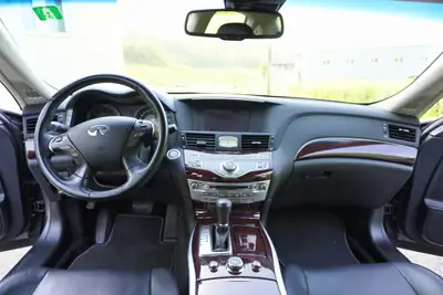Infiniti Q70 2.2d Premium Tech — Berline élégante, moteur diesel efficace, 90'000 km — Armaturenbrett