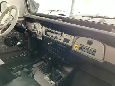 Toyota Land Cruiser FJ 40 — Légende tout-terrain de 1983, 40 000 km seulement — intérieur