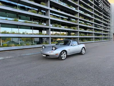 Mazda MX-5 1.6i — Le roadster mythique des années 90, argent métallisé et sans accident — vista esterna