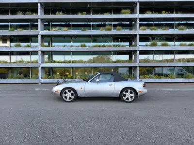 Mazda MX-5 1.6i — Le roadster mythique des années 90, argent métallisé et sans accident — fianco