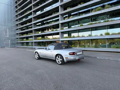 Mazda MX-5 1.6i — Le roadster mythique des années 90, argent métallisé et sans accident — vista posteriore