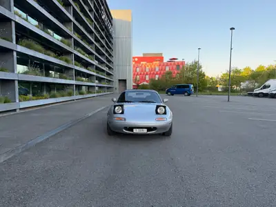 Mazda MX-5 1.6i — Le roadster mythique des années 90, argent métallisé et sans accident — interni