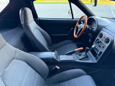 Mazda MX-5 1.6i — Le roadster mythique des années 90, argent métallisé et sans accident — Miniatura 9