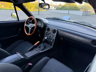 Mazda MX-5 1.6i — Le roadster mythique des années 90, argent métallisé et sans accident — Miniatura 10