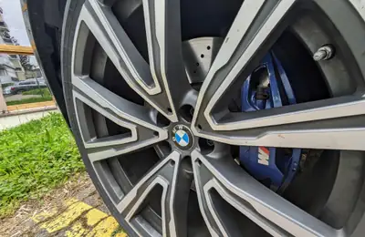 BMW X5 M50d xDrive — SUV prestige diesel 400ch, full black, révisions BMW incluses — vista posteriore