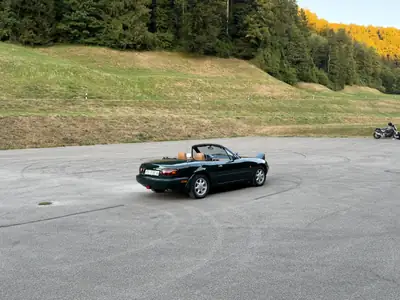 Mazda MX-5 1.6i Green Special — Cabriolet iconique des années 90, fraîchement restauré — Heckansicht