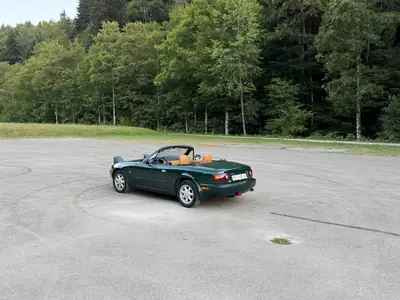 Mazda MX-5 1.6i Green Special — Cabriolet iconique des années 90, fraîchement restauré — Innenraum