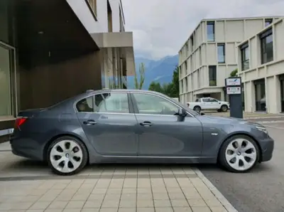 BMW 550i Steptronic — Berline de prestige, 367 ch, impeccable — Miniatura 11