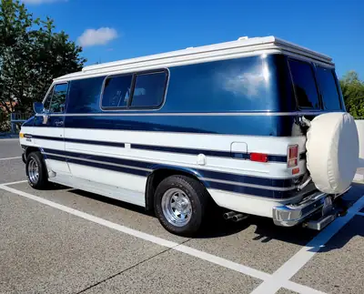 Chevrolet G-Van Chevy G-20 — Mythique fourgon aménagé V8 5.0L, toit relevable — vue extérieure