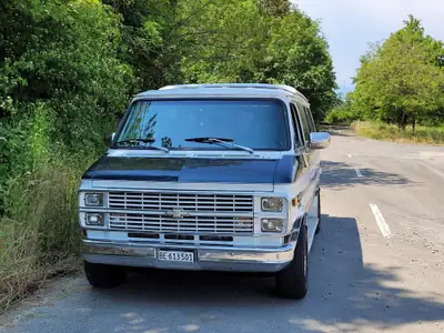Chevrolet G-Van Chevy G-20 — Mythique fourgon aménagé V8 5.0L, toit relevable — arrière