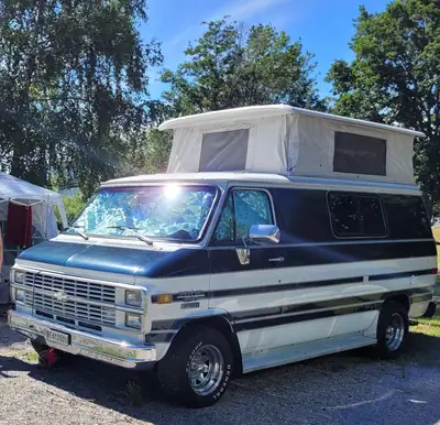 Chevrolet G-Van Chevy G-20 — Mythique fourgon aménagé V8 5.0L, toit relevable — détail