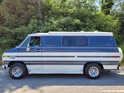 Chevrolet G-Van Chevy G-20 — Mythique fourgon aménagé V8 5.0L, toit relevable — intérieur