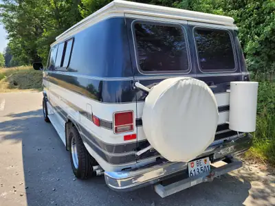 Chevrolet G-Van Chevy G-20 — Mythique fourgon aménagé V8 5.0L, toit relevable — tableau de bord