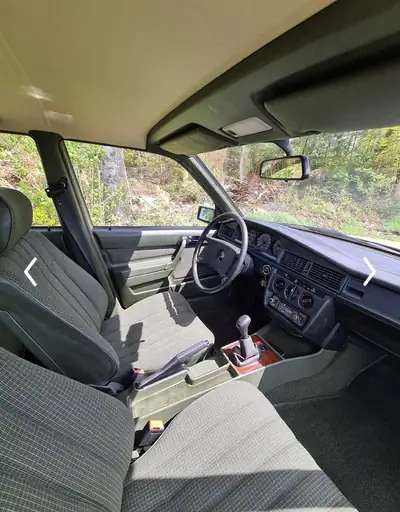Mercedes-Benz 190 E 2.0 — Berline de prestige des années 80, état impeccable — Armaturenbrett