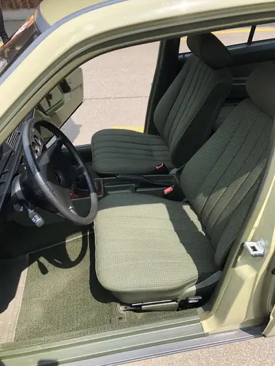 Mercedes-Benz 190 E 2.0 — Berline de prestige des années 80, état impeccable — Miniatur 7