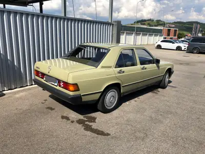 Mercedes-Benz 190 E 2.0 — Berline de prestige des années 80, état impeccable — Miniatur 9