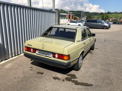 Mercedes-Benz 190 E 2.0 — Berline de prestige des années 80, état impeccable — Miniatur 10