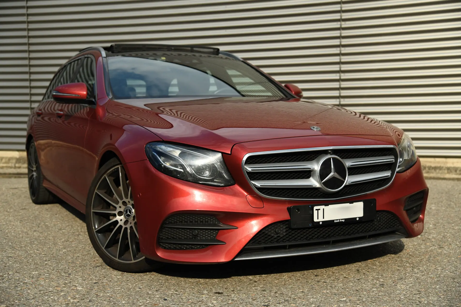 Mercedes-Benz E 200 AMG Premium Plus — Break élégant, hybride essence et équipements premium — Außenansicht
