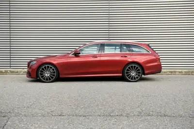 Mercedes-Benz E 200 AMG Premium Plus — Break élégant, hybride essence et équipements premium — Seitenansicht